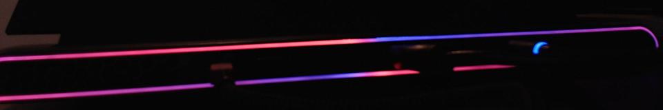 Bande lumineuse arrière vue de derrière : la bande supérieure est rouge à gauche et bleue à droite, la bande inférieure l'inverse